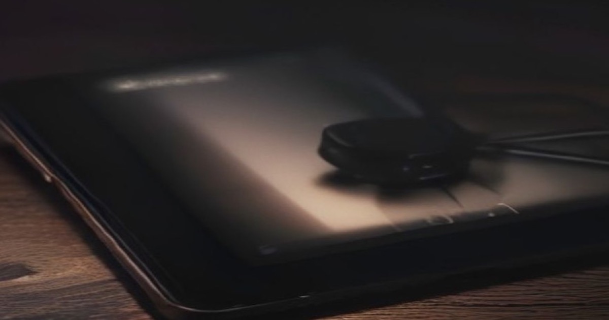 Micro enregistreur dissimulé posé sur une tablette dans la pénombre : l'enregistrement clandestin, une preuve déloyale devant la justice